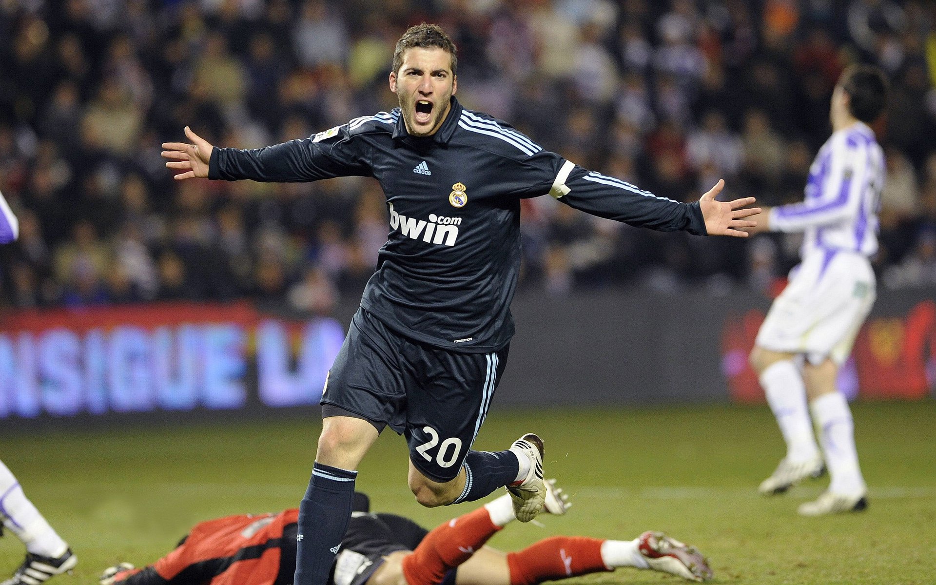 森林狼强行终结湖人！贝恩化身硬仗之王，末节19分打碎紫金军团